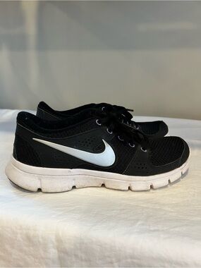 Nike Flex Experience Run VT2 Black White Running Shoes Women’s Size 7 Sneakers